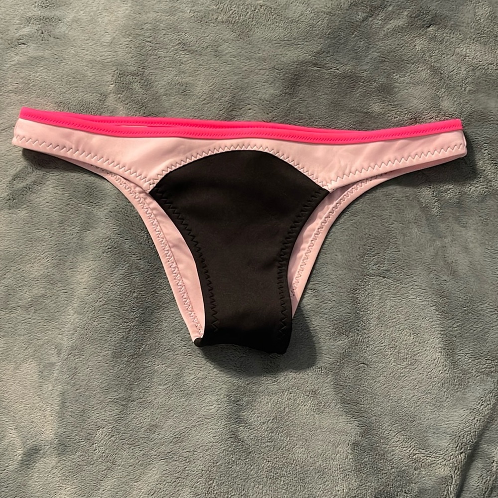 NWOT Victoria’s Secret neoprene itsy bikini bottom, size L, light pink black